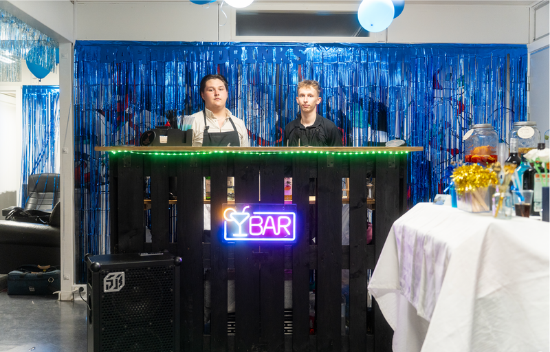 To bartendere fra MM Rental Bar bag bar med neonskilt og soundbox til fest