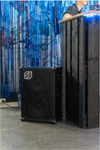 Soundbox fra MM Rental Bar opstillet ved siden af bardisk med blå festdekoration