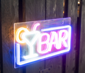 Neonskilt med BAR og cocktailglas fra MM Rental Bar