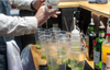 Bartender tilbereder mojitos med Bacardi rom og frisk mynte til event