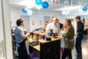 Bartender serverer drinks til gæster ved MM Rental Bar opstilling til fest