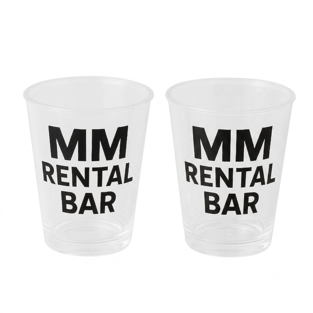To MM Rental Bar branded plastik shotglas på 3 cl