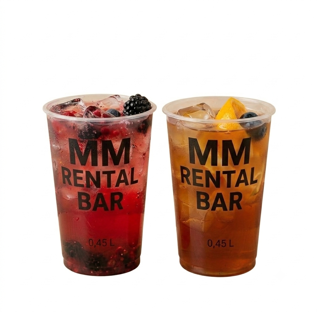 To MM Rental Bar branded plastik drinksglas på 0,45 L med bær-cocktail og iste med citrus